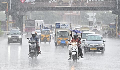 வட சென்னை, திருவள்ளூர் மாவட்டத்தில் இடி, மின்னலுடன் கொட்டி தீர்த்த கனமழை