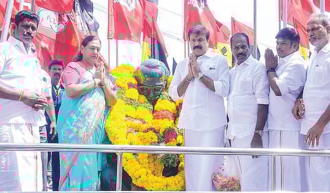 முன்னாள் முதல்வர் அண்ணாவின் பிறந்த நாளையொட்டி திருச்சி சிந்தாமணி பகுதியில் உள்ள அண்ணா சிலைக்கு தேமுதிக பொதுச்செயலாளர் பிரேமலதா தலைமையில் மாலை அணிவித்து மரியாதை செலுத்திய அக்கட்சியினர். | படம்: ர.செல்வமுத்துகுமார் |