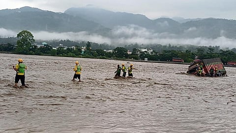 சந்திரபாகா நதியில் சிக்கிக் கொண்டவர்களை மீட்கும் மாநில பேரிடர் மீட்புப் படையினர்.