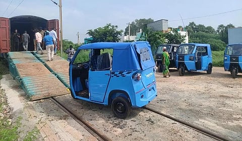 சென்னை ரயில்வே கோட்டத்தில் முதன்முறையாக மின்சார ஆட்டோக்களை சரக்கு ரயிலில் அனுப்பி சாதனை