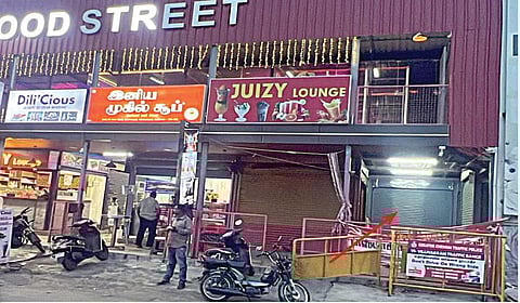 ரெட்டேரி அருகே அமைந்துள்ள டாஸ்மாக் மதுபானக்கடை. (அம்புக் குறியிட்டு காட்டப்பட்டுள்ளது)