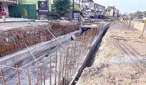 வேளச்சேரி சாலையில் நடைபெறும் பாதாள மூடு கால்வாய் பணி. | படம்: எம்.முத்துகணேஷ் |