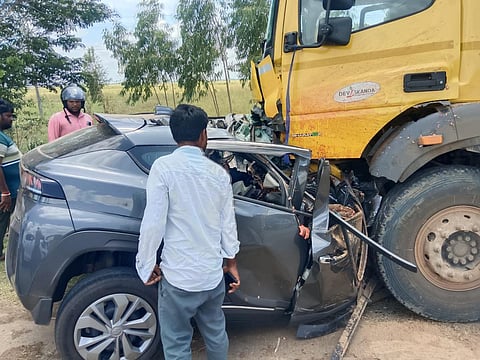 ஆந்திராவில் கார் மீது லாரி மோதி சிறுவன் உட்பட 7 பேர் உயிரிழப்பு