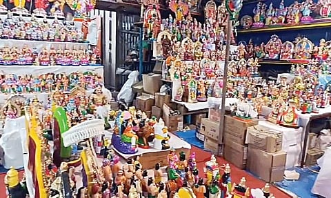 அமெரிக்காவில் 50 சதவீத வரி உயர்வு காரணமாக காஞ்சிபுரத்தில் தேங்கி கிடக்கும் கொலு பொம்மைகள்.