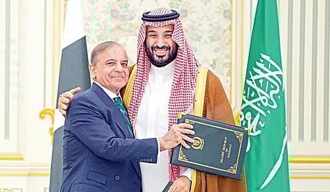 சவுதி அரேபிய இளவரசர் சல்மானை, பாகிஸ்தான் பிரதமர் ஷெபாஸ் ஷெரீப் ரியாத்தில் நேற்று சந்தித்துப் பேசினார். அப்போது இரு நாடுகள் இடையே பாதுகாப்பு ஒப்பந்தம் கையெழுத்தானது. | படம்: பிடிஐ |