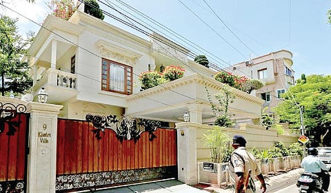 சென்னை புரசைவாக்கம், தம்புசாமி தெருவில் உள்ள நகைக் கடை அதிபர் வீட்டில் நேற்று அமலாக்கத்துறை சோதனை நடைபெற்றது. | படம்: ம.பிரபு |