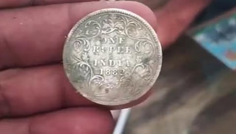 உ.பி.யில் கோயில் கட்டுமானப் பணியின் போது ஆங்கிலேய ஆட்சிக் கால வெள்ளி நாணயங்கள் கண்டெடுப்பு