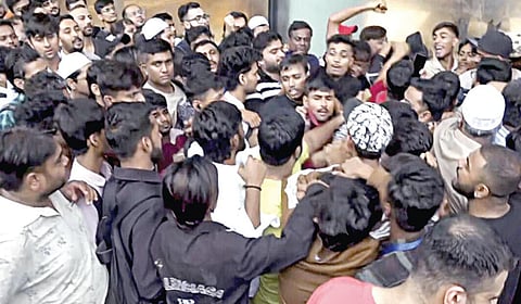 மும்பையில் அதிகாலை முதலே வரிசையில் காத்திருந்து புதிய ஐபோன்களை வாங்கும்போது தள்ளுமுள்ளு