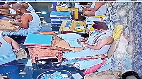 உண்டியல் பணத்தை ரவிக்குமார் திருடியது தொடர்பான வீடியோ காட்சி.