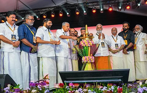 கேரள மாநிலம் பத்தனம்திட்டா மாவட்டம் பம்பையில் நேற்று நடைபெற்ற உலக ஐயப்ப பக்தர்கள் மாநாட்டை கேரள முதல்வர் பினராயி விஜயன் தொடங்கிவைத்தார். நிகழ்ச்சியில் தமிழக அமைச்சர்கள் சேகர்பாபு, பி.டி.ஆர். பழனிவேல் தியாகராஜன் உள்ளிட்டோர் கலந்துகொண்டனர்.