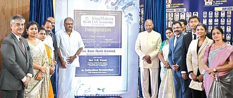 கிங் மேக்கர்ஸ் ஐஏஎஸ் அகாடமியின் புதிய வளாகம் திறப்பு விழா சென்னை அண்ணா நகரில் நேற்று நடைபெற்றது. இதில் முன்னாள் குடியரசுத் தலைவர் ராம்நாத் கோவிந்த் பங்கேற்று புதிய வளாகத்தை திறந்து வைத்தார். தமாகா தலைவர் ஜி.கே.வாசன், கிங் மேக்கர்ஸ் ஐஏஎஸ் அகாடமியின் நிறுவனர் பூமிநாதன், இணை நிறுவனர் சத்ய பூமிநாதன் உள்ளிட்டோர் உடனிருந்தனர். படம்: எஸ்.சத்தியசீலன்