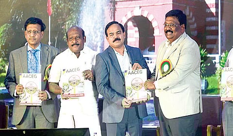 சென்னை அண்ணா பல்கலைக்கழகத்தில் கிண்டி பொறியியல் கல்லூரி முன்னாள் மாணவர்கள் சங்கத்தின் நூற்றாண்டு விழா நேற்று நடைபெற்றது. உயர்கல்வித் துறை அமைச்சர் கோவி. செழியன் மற்றும் உயர்கல்வி துறை செயலாளர் பொ.சங்கர் ஆகியோர் சங்கத்தின் நூற்றாண்டு மலரை வெளியிட்டனர்.