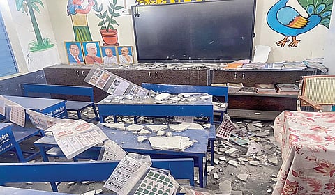 துறையூர் சிங்களாந்தபுரத்தில் அரசுப் பள்ளி வகுப்பறையில் பெயர்ந்து விழுந்து கிடந்த மேற்கூரை சிமென்ட் பூச்சு.