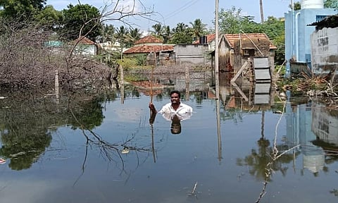 காரைக்குடியில் கழிவுநீரில் இறங்கி அதிமுக கவுன்சிலர் போராட்டம்!