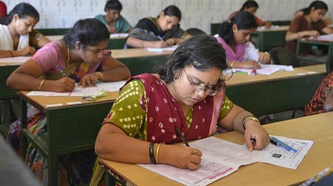 முதுகலை ஆசிரியர் தேர்வை தள்ளிவைக்க ஆலோசனை