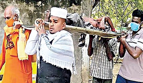 3,787 ஆதரவற்றோர் உடல்களுக்கு இறுதிச் சடங்கு: ‘உதவும் சேவகர்கள்’ அமைப்பினரின் மனிதாபிமானம்