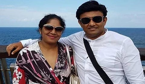 மனைவி பிரீத்தியுடன் சுதாகர்