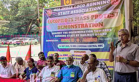 கிலோ மீட்டர் அலவன்ஸை 25% உயர்த்தக் கோரி சென்னையில் ரயில் ஓட்டுநர்கள் ஆர்ப்பாட்டம்