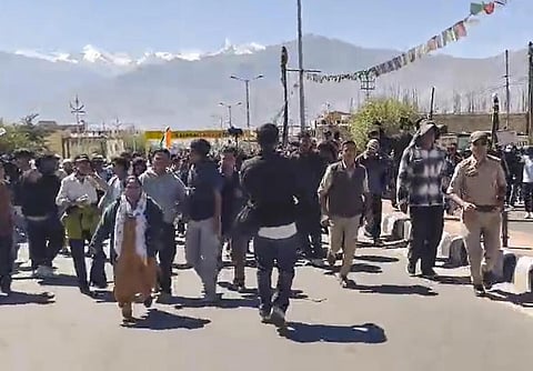 பாஜக அலுவலகம் முன்பாக நிறுத்தப்பட்டிருந்த வாகனத்துக்கு தீ வைத்த போராட்டக்காரர்கள்