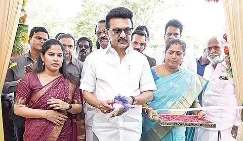 சென்னை மாநகராட்சி சார்பில் கொளத்தூர் ரங்கசாயி தெருவில்
ரூ.3 கோடியே 96 லட்சத்து 50 ஆயிரம் செலவில் கட்டப்பட்டுள்ள சென்னை நடுநிலைப் பள்ளி கட்டிடத்தை முதல்வர் மு.க.ஸ்டாலின் நேற்று திறந்து வைத்தார்.