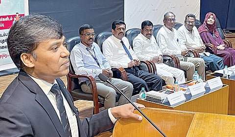 எஸ்எஸ்எல்எஃப் கல்வி அறக்கட்டளை வழங்கும் இந்து தமிழ் திசை - `வாசிப்பை நேசிப்போம்' எனும் நிகழ்ச்சியில் பாதுகாப்பு கணக்கு கட்டுப்பாட்டாளர் டி.ஜெயசீலன் உரையாற்றினார். உடன் அறக்கட்டளை நிறுவனர் ஜி.சக்திவேல், கல்வியாளர் பேராசிரியர் ஏ.முகமது அப்துல் காதர், கிரசண்ட் பல்கலைக்கழக துணைவேந்தர் டி.முருகேசன், பல்கலைக்கழக ரீடர் கிளப் ஒருங்கிணைப்பாளர் பி.பன்னீர்செல்வம், இணை ஒருங்கிணைப்பாளர் நஸ்னீன் உள்ளிட்டோர். | படங்கள்: எம்.முத்துகணேஷ் |