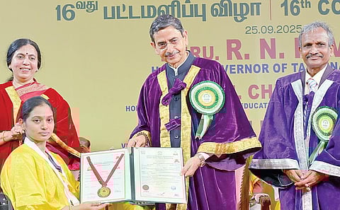 தமிழ்நாடு திறந்தநிலை பல்கலைக்கழகத்தின் 16-வது பட்டமளிப்பு விழா நேற்று சென்னையில் நடைபெற்றது. இதில் ஆளுநரும், பல்கலை. வேந்தருமான ஆர்.என்.ரவி பங்கேற்று மாணவர்களுக்கு பட்டங்கள் வழங்கினார். உடன் டாக்டர் பாபா சாஹேப் அம்பேத்கர் திறந்தநிலை பல்கலை. துணைவேந்தர் அமியு.உபாத்யாயா (அகமதாபாத்), தமிழ்நாடு திறந்தநிலை பல்கலை. துணைவேந்தர் பேராசிரியர் எஸ்.ஆறுமுகம்.