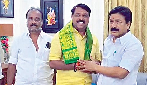 திண்டிவனத்தில் தனது வீட்டுக்கு வந்த பாஜக மாநிலத் தலைவர் நயினார் நாகேந்திரனுக்கு சால்வை அணிவித்து வரவேற்ற அதிமுக எம்.பி. சி.வி.சண்முகம்.