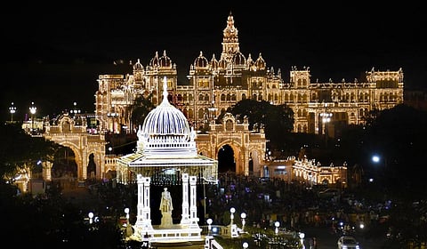 வண்ண விளக்குகளில் ஜொலிக்கும் மைசூரு அரண்மனை