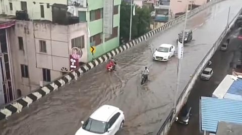 குமரியில் கனமழை - மார்த்தாண்டம் மேம்பாலத்தில் ஆறுபோல் ஓடிய தண்ணீர்!