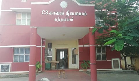 ஜெபம் செய்ய சென்றவர்களுக்கு குங்குமம் பூசியதாக புகார்: நயினார் நாகேந்திரன் உதவியாளர் உட்பட பாஜகவினர் 3 பேர் மீது வழக்கு