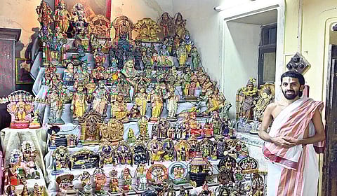 திருவல்லிக்கேணி அத்தங்கி ஸ்வாமி திருமாளிகை நவராத்திரி கொலு விழாவில் உ.வே. நிவாசாச்சாரியார் ஸ்வாமி. | படங்கள்: எஸ்.சத்தியசீலன் |