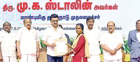 சென்னையில் நேற்று நடைபெற்ற வேளாண் வணிகத் திருவிழாவில் பயனாளிகளுக்கு நலத்திட்ட உதவிகளை முதல்வர் மு.க.ஸ்டாலின் வழங்கினார். உடன் அமைச்சர்கள் கே.என்.நேரு, எம்.ஆர்.கே.பன்னீர்செல்வம், தா.மோ.அன்பரசன், கோவி.செழியன், வேளாண்மை உற்பத்தி ஆணையர் வ.தட்சிணாமூர்த்தி உள்ளிட்ட உயர் அதிகாரிகள்.