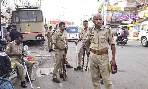 பதாகை வைத்ததால் சர்ச்சை: முஸ்லிம் மதத்தலைவர் கைது - 1,700 பேர் மீது வழக்குகள் பதிவு