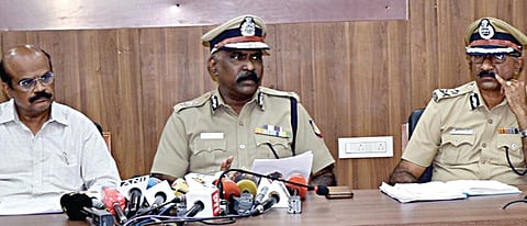 கரூரில் நேற்று செய்தியாளர்களுக்குப் பேட்டியளித்த ஏடிஜிபி டேவிட்சன் தேவாசீர்வாதம். உடன், மாவட்ட ஆட்சியர் மீ.தங்கவேல் உள்ளிட்டோர்.
