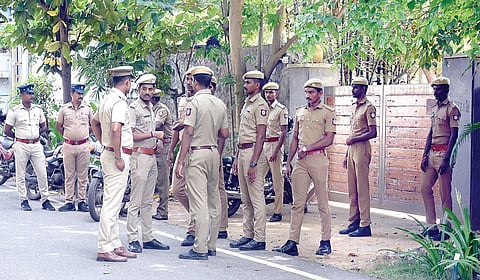 சென்னை நீலாங்கரையில் விஜய் தற்போது தங்கியுள்ள வீடு உள்ள சாலையின் இருபுறமும் தடுப்புகள் அமைத்து போலீஸார் பாதுகாப்பு பணியில் ஈடுபட்டுள்ளனர். தவெக தொண்டர்கள் ஏராளமானோர் வருகை தந்த நிலையில், கூடுதல் போலீஸாரும் வரவழைக்கப்பட்டுள்ளனர்.