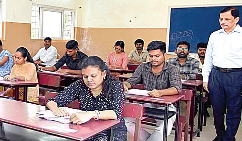 டிஎன்பிஎஸ்சி குரூப்-2 முதல்நிலைத் தேர்வு நேற்று நடைபெற்றது. சென்னை சேத்துப்பட்டு தனியார் பள்ளியில் டிஎன்பிஎஸ்சி தலைவர் எஸ்.கே.பிரபாகர் ஆய்வு மேற்கொண்டார். | படம்: எஸ்.சத்தியசீலன் |