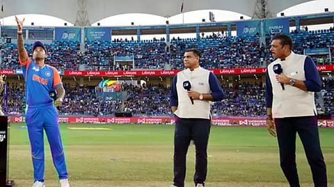 பிடிவாதம் பிடித்த பாகிஸ்தான்: வரலாற்றில் முதன்முறையாக டாஸில் 2 தொகுப்பாளர்கள்