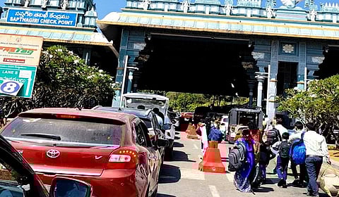 கருட சேவையை முன்னிட்டு அலிபிரியில் குவிந்த வாகனங்கள்