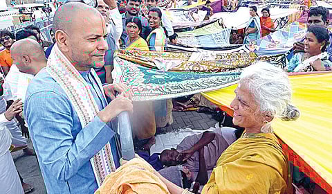 திருமலை மாட வீதிகளில் தேவஸ்தான நிர்வாக அதிகாரி ஆய்வு