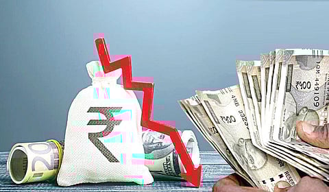 அமீரக இந்தியர்களுக்கு லாபம்.. ரூபாயின் வீழ்ச்சி