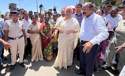 கரூரில் நிர்மலா சீதாராமன் | படங்கள் ஆர்.செல்வ முத்துக் குமார்