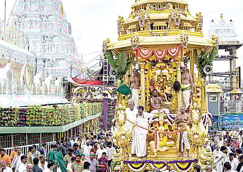 திருப்பதி பிரம்மோற்சவத்தில் நேற்று மாலை தங்க தேரோட்டம் நடந்தது. பக்தர்கள் தேரை வடம் பிடித்து இழுத்தனர். இந்த தேர் உருவாக்கப்பட்டு இன்றுடன் 12 ஆண்டுகள் நிறைவடைந்துள்ளன.