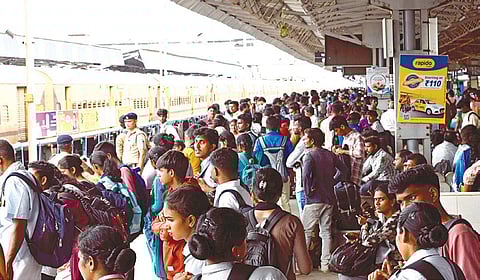 ஆயுத பூஜை களைகட்டியது: 4.80 லட்சம் பேர் சொந்த ஊர்களுக்கு பயணம் - பேருந்து, ரயில்களில் கூட்டம் அலைமோதியது
