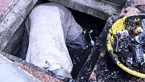 இடுக்கியில் கழிவுநீர் தொட்டியை சுத்தம் செய்த தமிழகத்தை சேர்ந்த 3 பேர் பலி