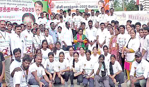 காஞ்சிபுரம் மாவட்டம் கொளப்பாக்கத்தில் நடைபெற்ற மினி மாரத்தான் போட்டியில் பங்கேற்றவர்களுக்கு பரிசுகளை வழங்கினார் முன்னாள் ஆளுநர் தமிழிசை சவுந்திரராஜன்.