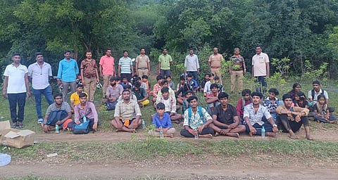 பாலமலை வனப்பகுதியில் சிக்கிக் கொண்ட 36 பக்தர்களை வனத்துறையினர், போலீஸார் மீட்டனர்