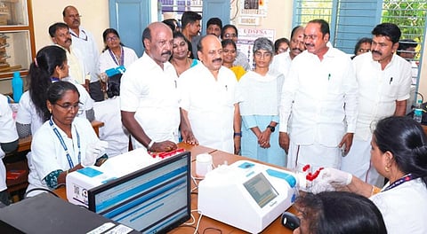 படவிளக்கம்: குரோம்பேட்டையில் நேற்று நடைபெற்ற நலன் காக்கும் ஸ்டாலின் திட்ட முகாமில் அமைச்சர்கள் தா.மோ.அன்பரசன், மா.சுப்பிரமணியன் ஆகியோர் பங்கேற்று அங்கு, அமைக்கப்பட்டிருந்த மருத்துவ அரங்குகளை பார்வையிட்டு பயனாளிகளுக்கு அரசு நலத்திட்ட உதவிகளை வழங்கினர். உடன் ஆட்சியர் சினேகா, பல்லாவரம் எம்எல்ஏ இ.கருணாநிதி, பொது சுகாதாரம் மற்றும் நோய் தடுப்பு மருந்து துறை இயக்குநர் சோமசுந்தரம், துணை இயக்குநர் பானுமதி உள்ளிட்டோர்.
