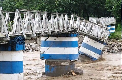 டார்ஜிலிங் நிலச்சரிவால் சேதமடைந்த பாலம்.