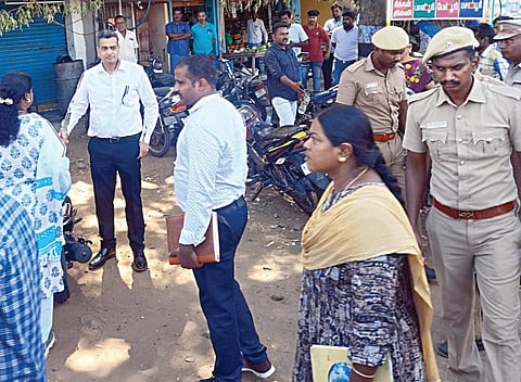 கரூர் வேலுசாமிபுரத்தில் தவெக பிரச்சாரக் கூட்டம் நடைபெற்ற இடத்தை நேற்று பார்வையிட்டு, விசாரணை நடத்திய சிறப்பு புலனாய்வுக் குழு தலைவர் அஸ்ரா கார்க்.படம்: க.ராதாகிருஷ்ணன்