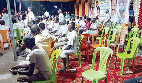 தேர்தல் ஆணையத்தைக் கண்டித்து கள்ளக்குறிச்சி மாவட்ட காங்கிரஸ் கட்சி சார்பில் சின்னசேலத்தில் நடந்த கையெழுத்து இயக்கக் கூட்டத்தில் காலியாக இருக்கும் இருக்கைகள்.